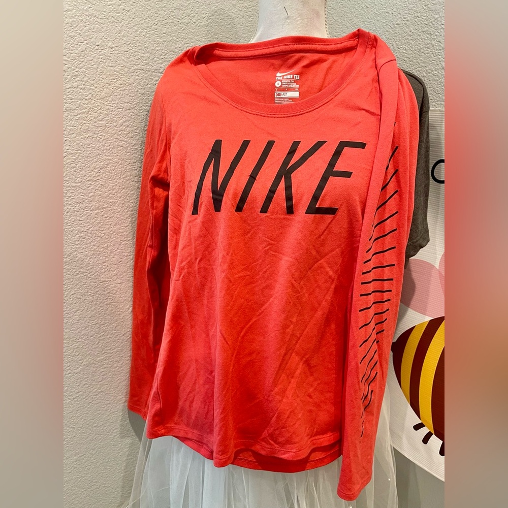 NIKE dri-fit top small athletic EUC